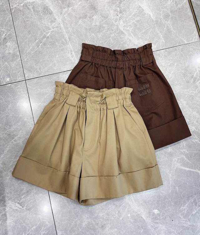 上新 独家高定短裤首发 25Aw Miumi*独家高品质松紧高腰花苞短裤，A字版型上身穿出完美腰身比 巨显腰细 冲击视觉效果一眼心动的既视感 独特的腰围花苞褶皱