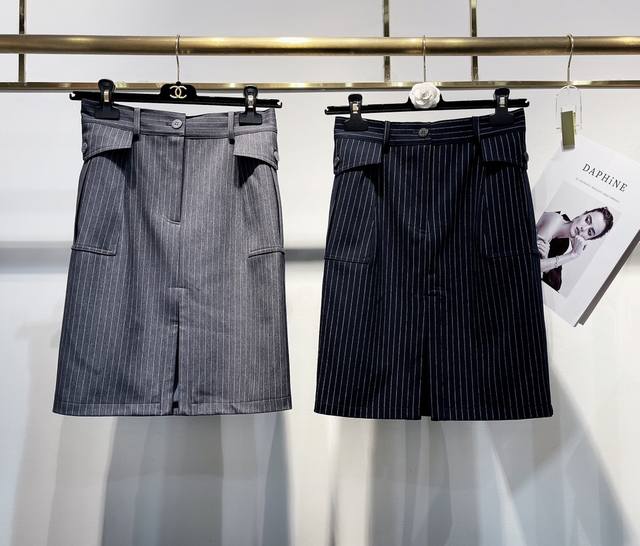 上新 独家高定半裙首发 25Aw Celin*独家爆款推荐高腰羊毛条纹半裙，精细修身铅笔裙 兼具了工装口袋与干练有力的高腰裙子 适用于秋冬多场合穿搭 定制羊毛面