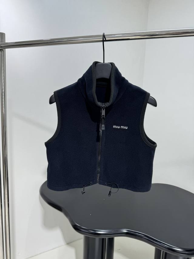 新品摇粒绒高领马甲 黑色摇粒绒面料制作 饰以品牌标识刺绣徽标 抽绳弹力松紧下摆 高立领领口 拉链开合 单穿叠穿都合适 推荐 ：黑色 ：