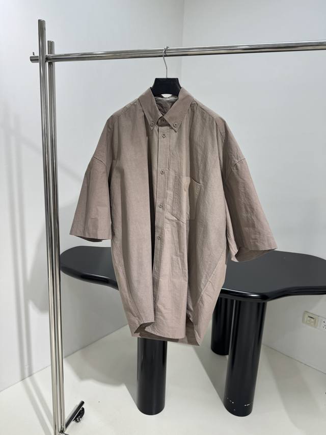 新品Laurel Classic大号版型衬衫 定制纱线定染真丝棉 资源纱线 大号版型剪裁 胸前1个贴袋饰Laurel Classic标识刺绣 正面6粒纽扣 可系
