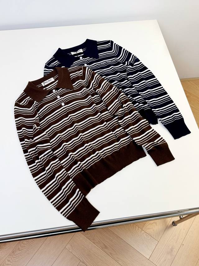 Miumi* 25Fw早秋新款 学院风Polo领条纹针织上衣 独家Yb开发！高版出品！衣柜必备款假两件来咯！简单又不失格调！个性十足的设计风格！出街拍照非常出片