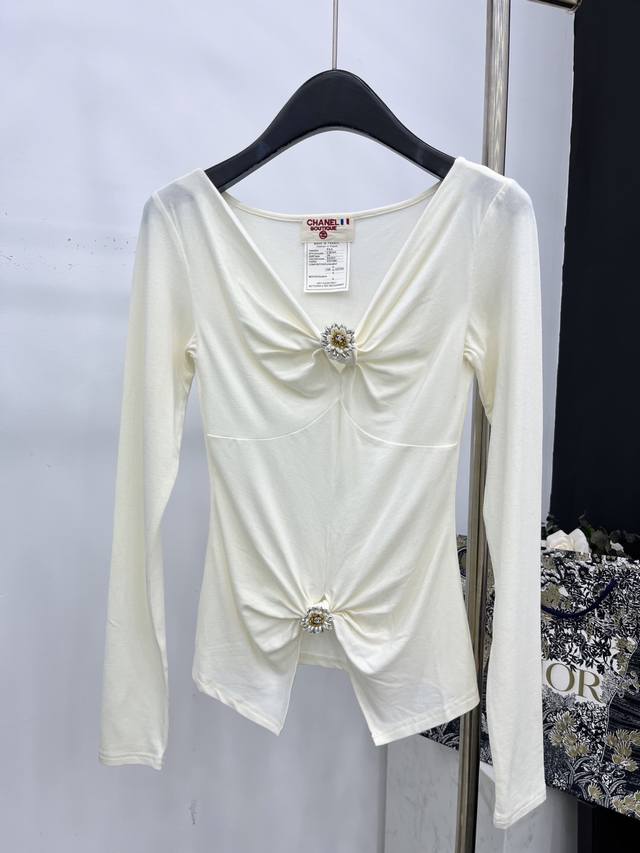 爆款现货 原单品质 Chane*｜2025中古系列重工花朵装饰百搭打底衫 韩国进口面料 纯手工打造 肌理明显 质感上乘 满满的复古小香风典范 立体手工花朵装饰