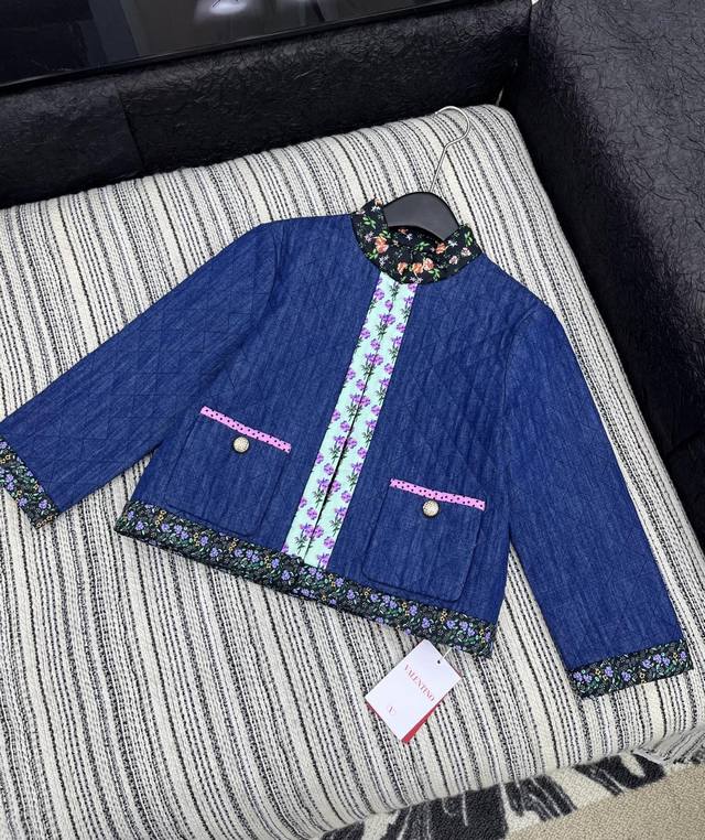 爆款现货 原版定制 Valen*｜25秋冬新品碎花拼接翻领薄款棉服短版外套 代购爆款本季最好看的一款棉服 菱格设计！云朵般柔软的舒适感Yyds！ 可甜可盐气质少