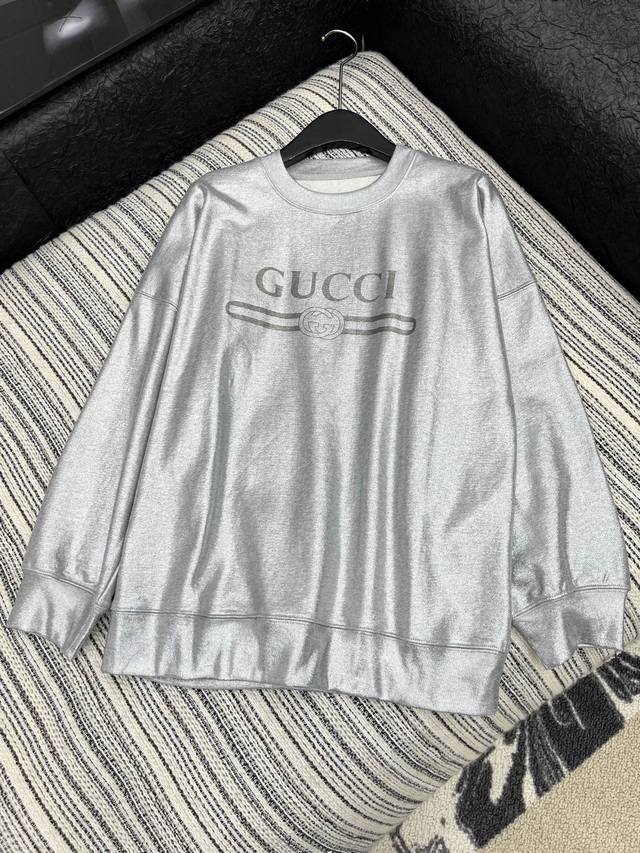 爆款现货 原版定制 Gucc*｜25早秋经典银色印花圆领卫衣 干净利落的裁剪，落肩宽松慵懒版型 面料厚实挺阔有型，袖口弹力螺纹设计 多种穿搭 宽松舒适无束缚感，