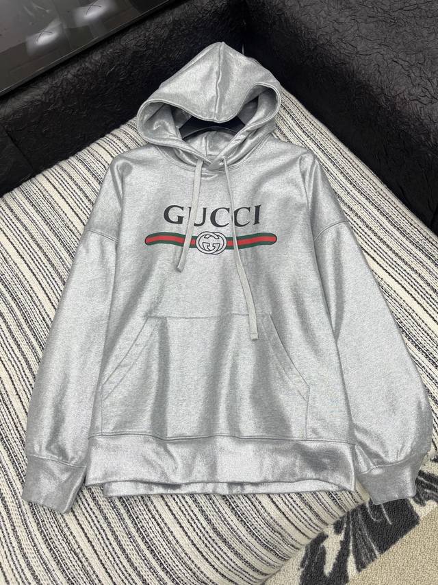 爆款现货 原版定制 Gucc*｜25早秋经典银色印花带帽卫衣 干净利落的裁剪，落肩宽松慵懒版型 面料厚实挺阔有型，袖口弹力螺纹设计 多种穿搭 宽松舒适无束缚感，