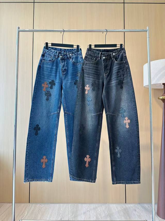 爆款现货 原单品质 克罗星 *｜2025秋冬 十字贴布牛仔裤 定制Yb斜纹棉牛仔材质 撞色印花工艺处理 呈现立体图案 高雅显气质 订制皮牌直筒长裤剪裁 后腰处线
