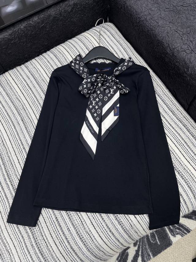 爆款现货 原单品质 Lv*｜25早秋丝巾配饰长袖T恤 精致版型上身巨显瘦！ 定制最新工艺 低调奢华！ 时髦精必备单品解锁所有穿搭！ 认准我家品质！经典单品时髦又