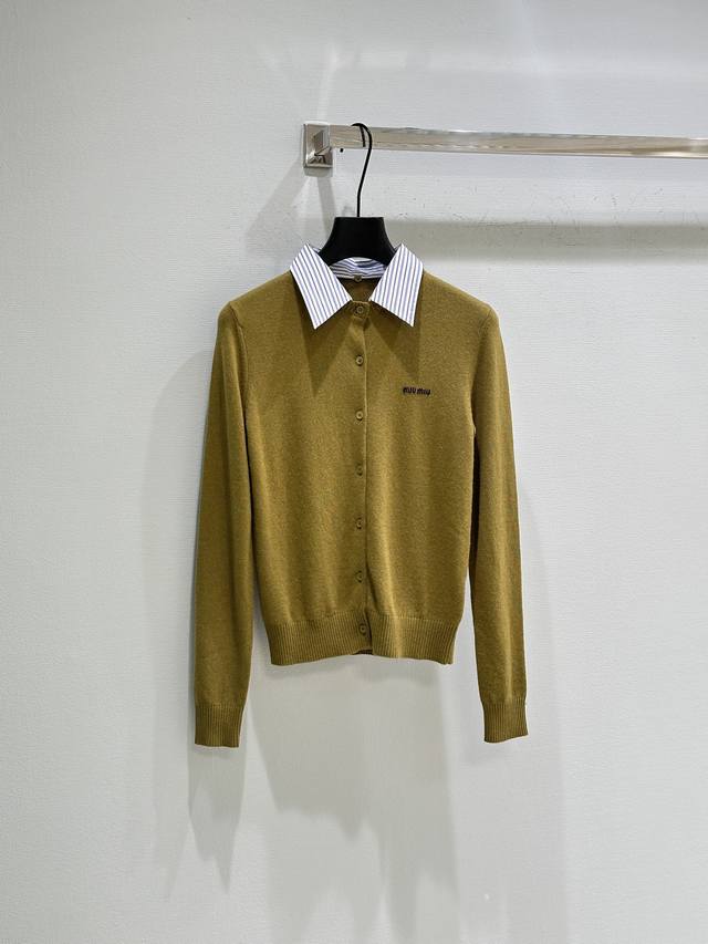 25Ss早秋新款上新！Miu风格标志加上Polo领条纹展现知性风格，衣身采用密集针织加同色系纽扣，翻领采用衬衫面料，暗红，深蓝条纹交织在一起设计感满满，修身版型