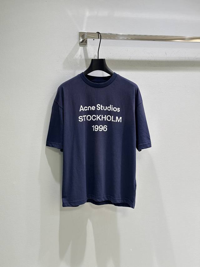25Ss早秋新款上新！圆领 T 恤采用休闲版型，中性风格。饰有 Acne Studios 徽标图案，做旧领口、袖口和下摆。选用棉质面料制成，采用喷绘做旧图案设计
