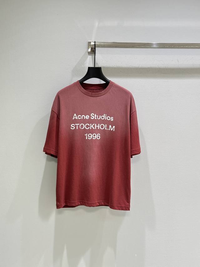 25Ss夏季新款上新！圆领 T 恤采用休闲版型，中性风格。饰有 Acne Studios 徽标图案，做旧领口、袖口和下摆。选用棉质面料制成，采用喷绘做旧图案设计