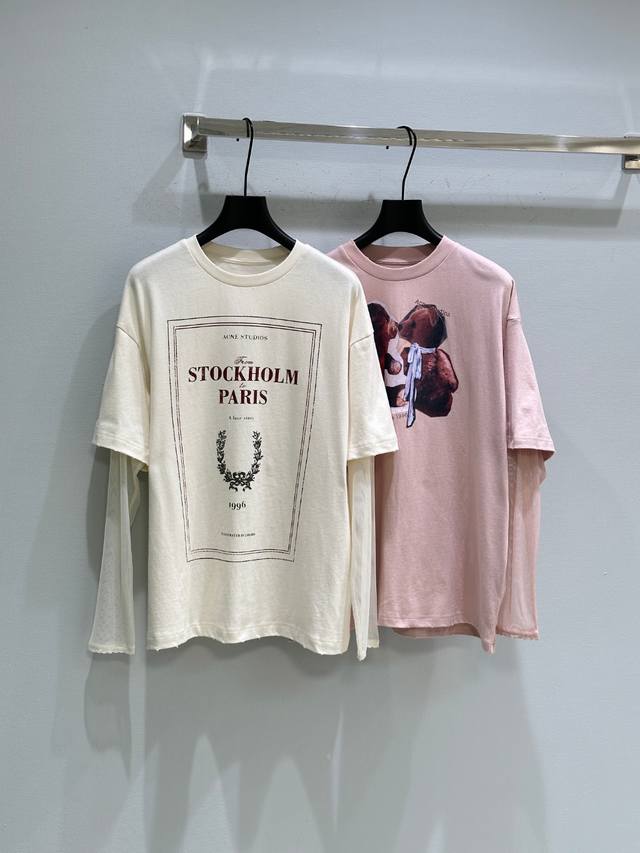 25Ss早秋新款上新！此款 T 恤采用棉质平纹针织面料制成，复古效果真实自然。采用网状长袖内层，饰有蕾丝细节。正面饰有当季图案。采用做旧领口、袖口和下摆设计。休