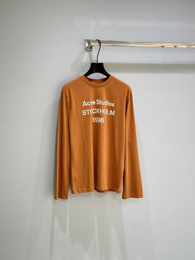 25Ss春夏新款上新！圆领 T 恤采用休闲版型，中性风格。饰有 Acne Studios 徽标图案，做旧领口、袖口和下摆。选用棉质面料制成，采用喷绘做旧图案设计