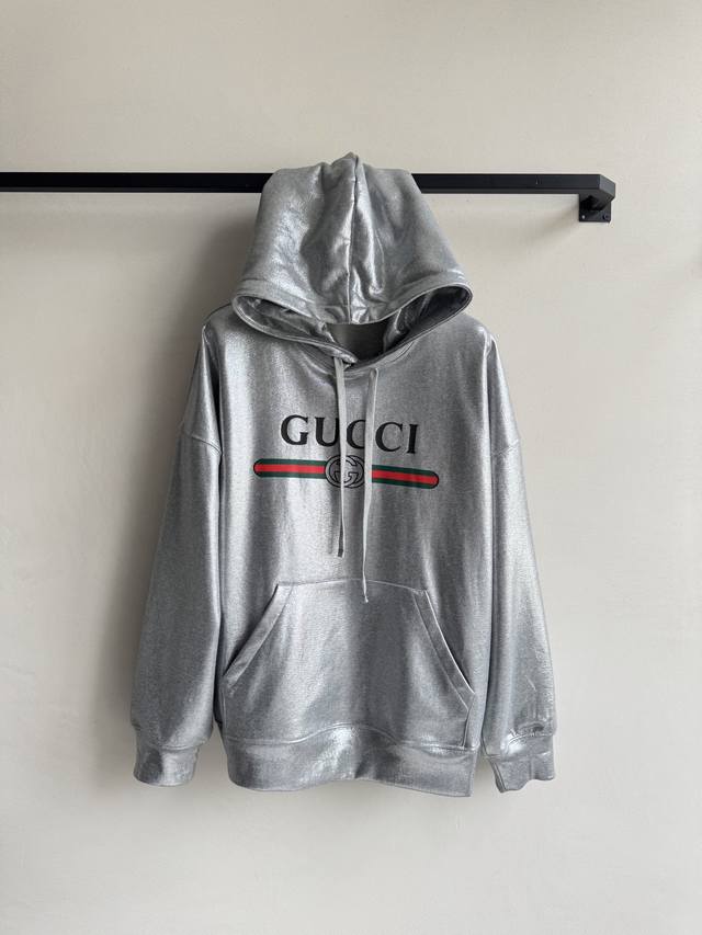 Gucc* 新款卫衣 踏入Al元年 继Y2K之后来到 Y3K 这系列主要元素是冷调金属色 但素！款式非常日常好穿在基础穿搭里融入派對色彩ＳＭＬ.