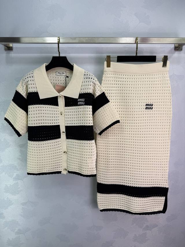 Miu*25早秋新款条纹针织套装 翻领短袖开衫半裙 镂空设计超有质感 拼色搭配同款半裙 勾勒字母徽标 风格强烈 常规版型 穿搭松弛时髦 日常出行或聚会轻松驾驭！
