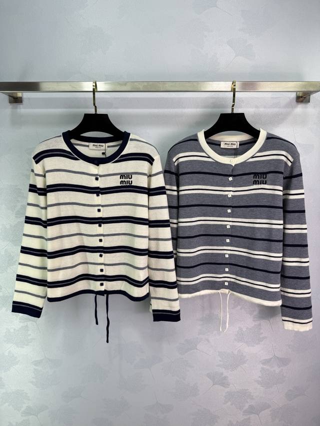 Miu*25早秋新款条纹针织开衫 撞色条纹设计 胸前Logo刺绣 简约大方 定制羊毛混纺 手感舒服 常规版型 包容身材 日常通勤约会休闲都2色3码Sml