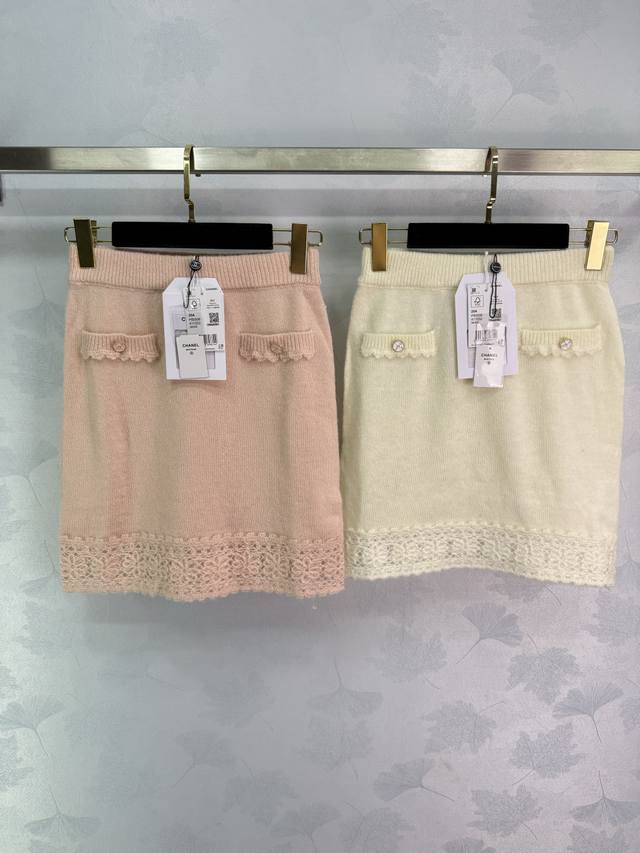 Ch*25早秋新款针织半裙 蕾丝边设计超仙 小香风十足 白富美必入叠搭神器 质感细腻透气舒适 口袋处印刻双C圆扣点缀 搭配同色系开衫 气质优雅百搭单品！2色3码