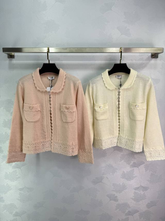 Ch*25早秋新款针织开衫 蕾丝边设计超仙 小香风十足 白富美必入叠搭神器 质感细腻透气舒适 经典修身版型上身巨显瘦 搭配同色系半裙 气质优雅百搭单品！2色3码