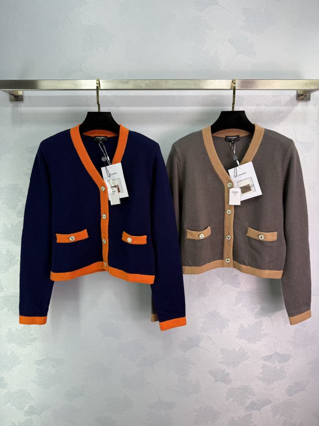 Ch*25秋冬新款针织开衫 经典V领设计 双口袋点缀 配橘色边边超显气质 定制羊毛材质 手感柔软舒适 俏皮减龄显白 日常出行或聚会轻松驾驭！2色3码Sml