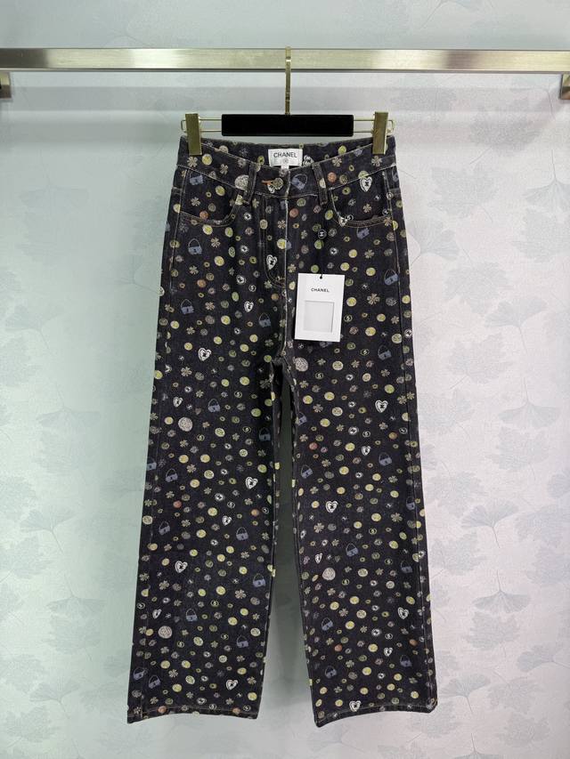 Ch*25小香包满印牛仔裤 黑色底色配小花爱心图案 高腰阔腿版型 洗水工艺处理 面料舒适有型 高腰显瘦！1色3码Sml