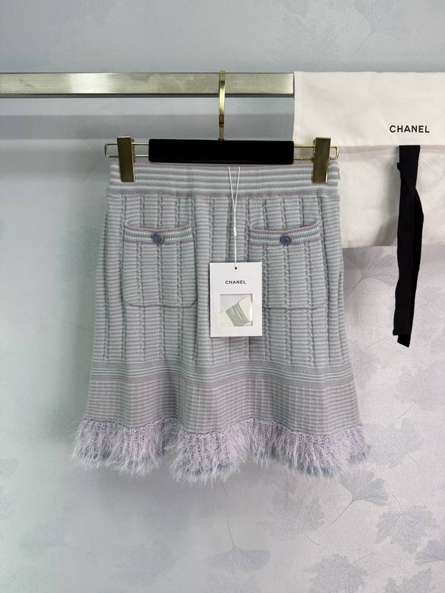 Cha *25B新品！白月光粉蓝色针织半裙，毛绒荷叶边设计百搭减龄又时髦 进口纱线质感细腻舒适，经典双口袋装饰小A版型不挑人上身巨显瘦！1色3码Sml