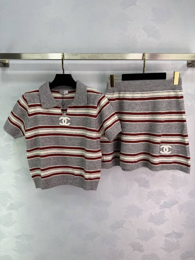 Ch*25早秋新款条纹针织套装 撞色条纹 胸前双C标志点缀 上衣是Polo领短袖设计 配半身裙 针织面料柔软舒适 翻领配条纹很有设计感 让复古学院风格强烈 俏皮