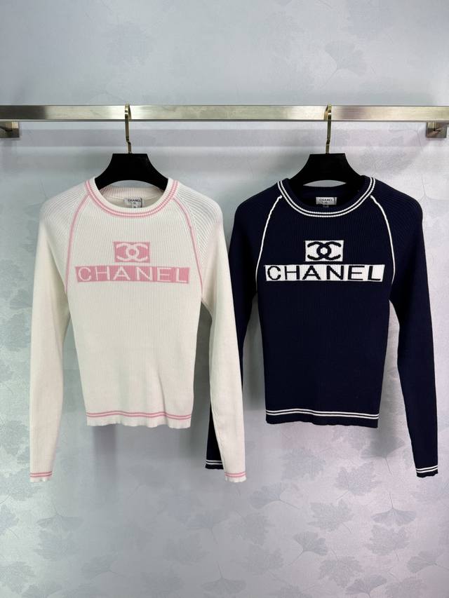 Ch* 2025早秋新款字母徽标长袖上衣！定制丝毛纱线织造 质感高级 舒适弹力 圆领针织长袖上衣 通体利用竖坑条肌理 凸显穿搭高级感 肩膀插肩轮廓勾勒领口袖口衣