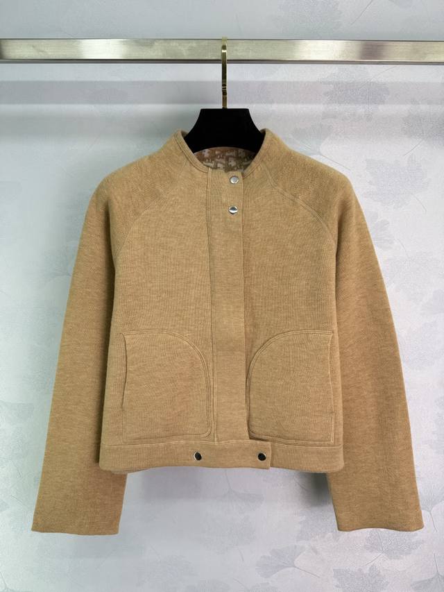 Dio*25早秋新品！爆款回归！新版落肩设计！老花Logo按扣外套！双面可穿哦，后背字母提花织纹工艺奢华帅气！立领设计时髦又高级！白富美必入！经典版型不挑人上身