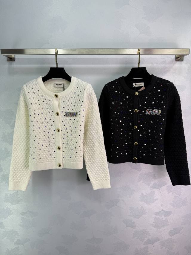 Miu水钻珠子针织开衫 黑白两色可选 柔软舒适 圆领设计 金色纽扣 胸前彩色水钻点缀 精致大方 菱格纹理清晰立体 适合春秋季节搭配裙裤 2色3码Sml 。