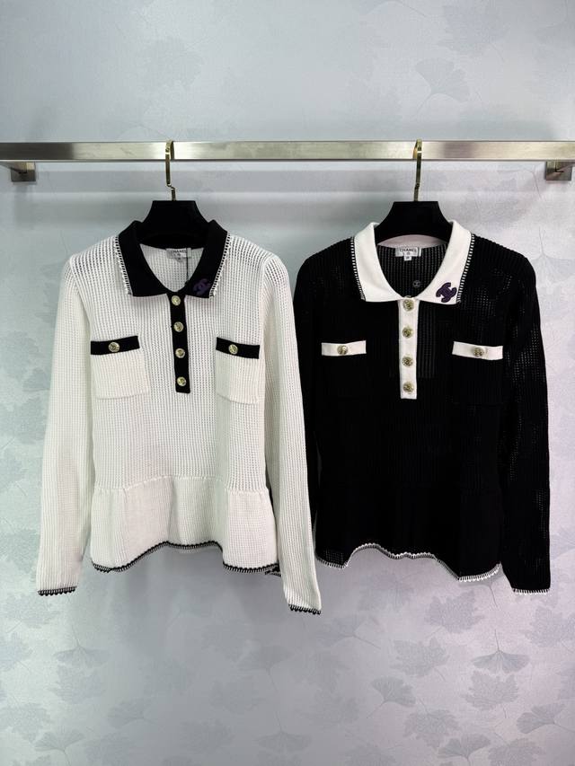 Chane*小香风针织衫，黑白两色可选，金色纽扣点缀，紫色Logo刺绣，撞色领口设计，双侧口袋下摆黑色滚边，修身显瘦。面料柔软舒适，适合春秋穿搭，搭配裙裤都很好