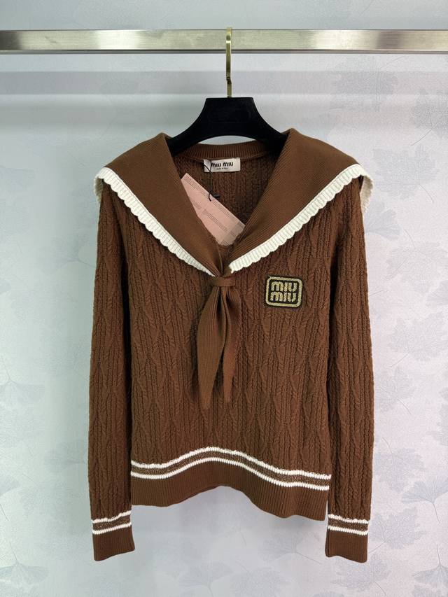 Miumiu棕色海军领针织衫，白色条纹装饰，胸前金色Logo点缀。镂空菱格纹理设计，领口系带装饰，简约大方。柔软舒适。领口和袖口白色条纹点缀，海军领设计很有设计