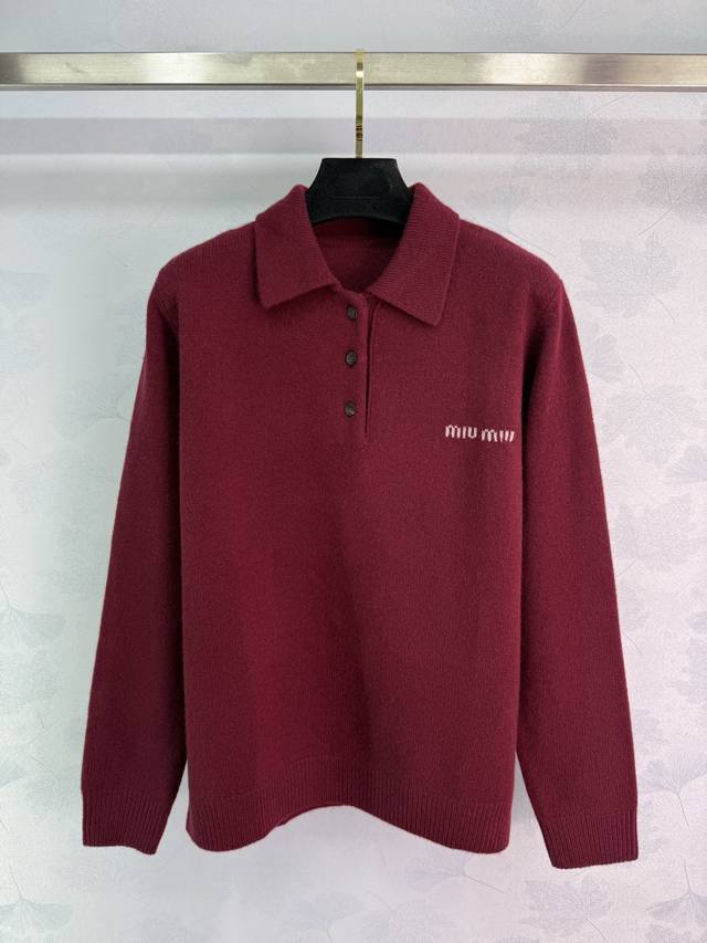 1比1Miu*酒红色Polo领针织衫，100%山羊绒面料，胸前小Logo刺绣点缀。简约大方的设计，黑色纽扣点缀，宽松版型很百搭。尺码齐全：S M L可选，
