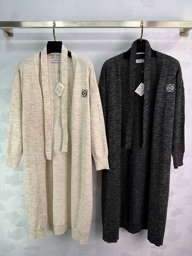 Loewe双色针织开衫，米白和黑色可选。Logo刺绣精致。面料柔软舒适，中长款设计显高显瘦。慵懒时尚。2色3码Sml 。