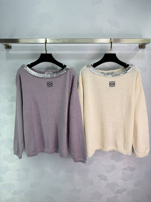 Loewe罗意威银色亮片领针织衫，紫色和米白两色可选。胸前经典Logo刺绣，领口亮片装饰超精致。柔软舒适。圆领宽松版型，适合春秋穿搭。搭配裙裤都很好看。2色3码