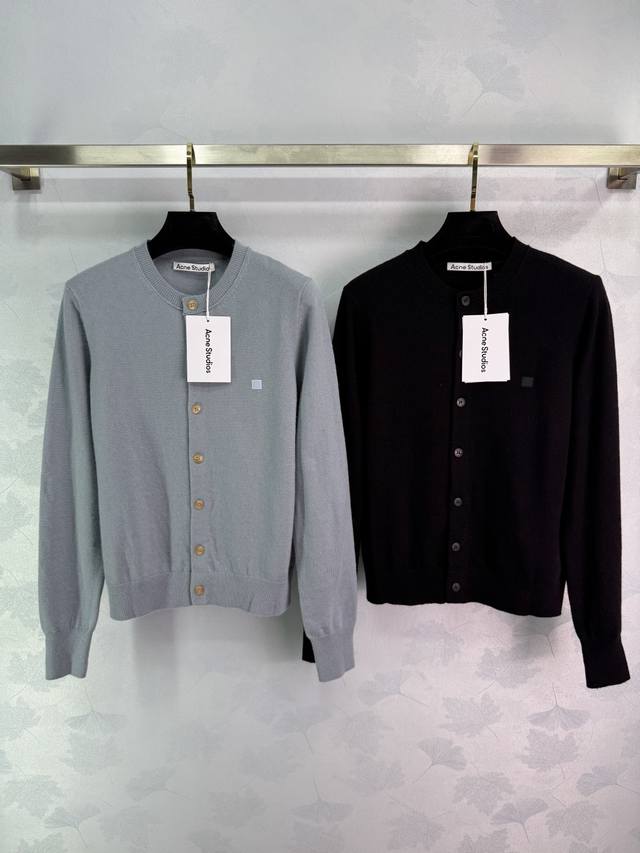 Acne Studios*As家的纯色开衫极简主义Yyds！经典圆领设计，单排扣利落又好搭 小方块Logo 低调藏心机，黑色沉稳、浅蓝清新，适配各种风格 As官