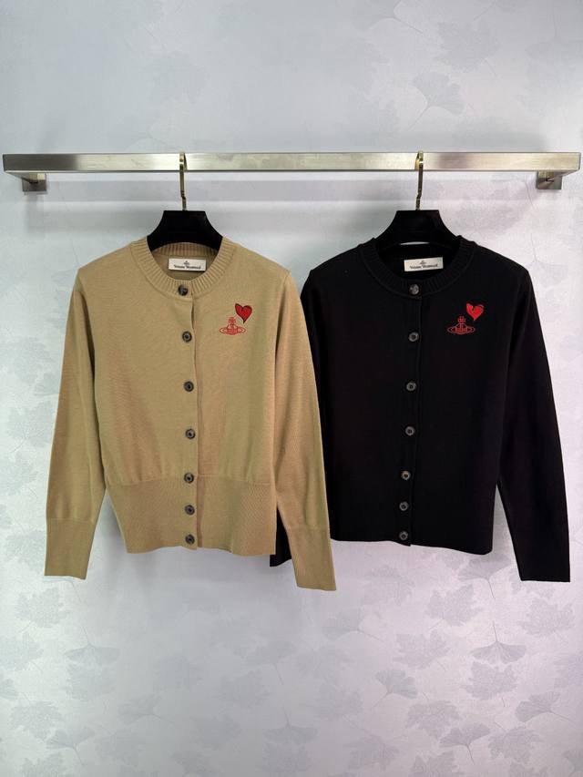 Vivienne Westwood*西太后经典款来咯 土星爱心刺绣针织开衫，自带英伦俏皮感！ 圆领单排扣，基础又好搭，黑色酷飒、卡其温柔，刺绣小细节超戳人，日常