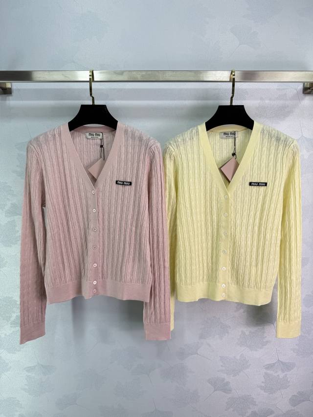 25早秋Miumi*女装新款亲肤顶级品质100%羊毛，V领麻绳修身版型开衫长袖，气质百搭款 黄色 白色 粉红 灰色4色 尺码Sml 现货供应。