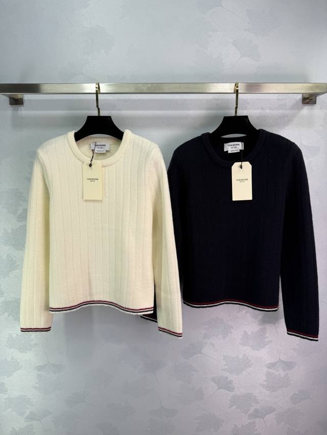 Thom Brown* 2025早秋最新系列！条纹撞色套头毛衣！定制羊毛纱线织造 细腻柔软 弹力十足 套头长袖毛衣版型 袖口和衣摆条纹勾勒 弹力螺纹包边细节满分