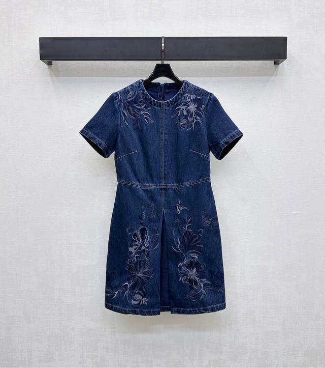 Gucc*2025新品上架 重工绣花牛仔连衣裙 定制Yb进口斜纹棉牛仔材质 挺括舒适有型 通体丹宁深蓝牛仔打底 沿用重工绣花工艺处理 自领口延伸至前襟下摆 勾勒