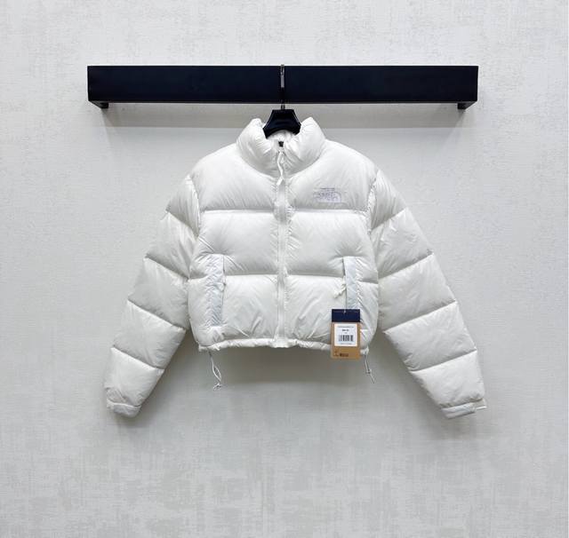 The North Fac*2025新品上架 短款羽绒服 定制Yb进口防风防水尼龙材质 内里白鹅绒填充内里 轻盈保暖 沿用长条压纹配合双侧斜裁口袋设计 增添造型
