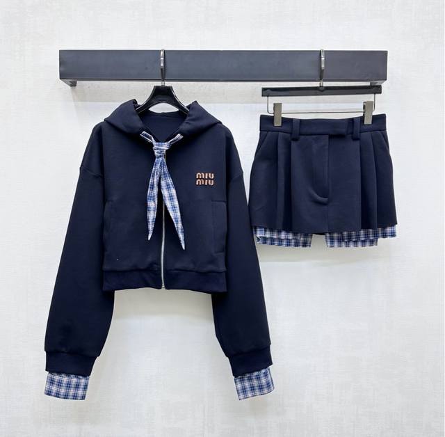 Miumi*2025新品上架 拼接格纹连帽外套短裙套装 定制Yb进口原生全棉材质 透气舒适 挺阔有型 领口沿用系带调节 配合袖口拼接格纹衬衣设计 与短裙口袋相互