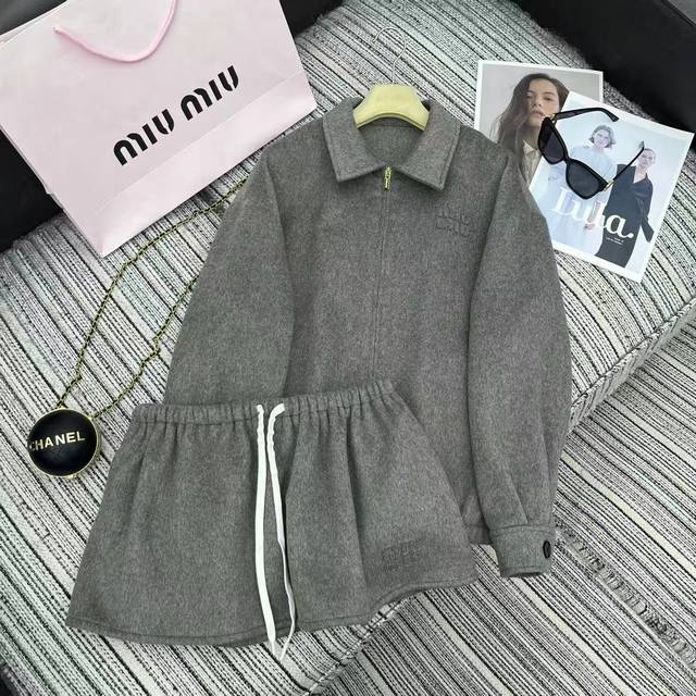 强烈推荐 25年早秋系列 Miu*新款翻领羊毛呢长袖外套搭配松紧腰短半裙套装 字母贴布绣点缀 Sml