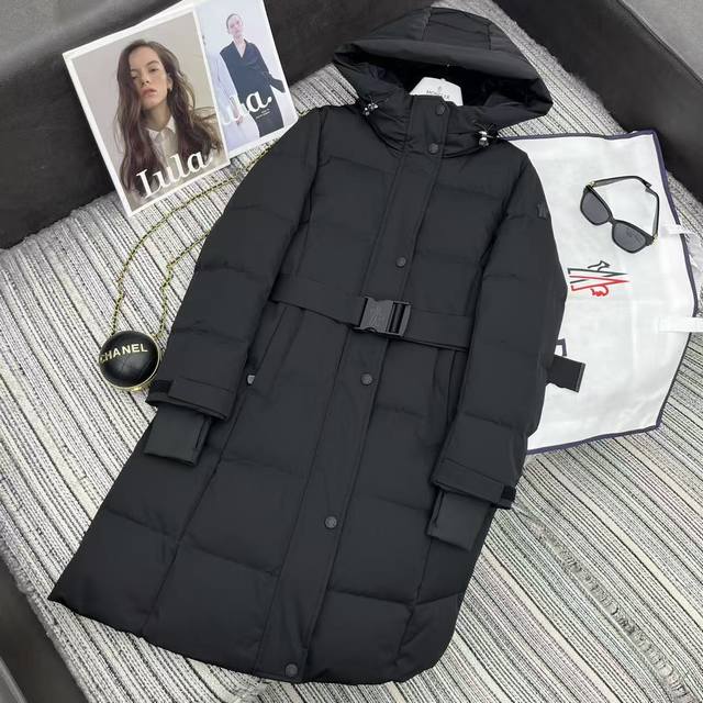 强烈推荐 25年早秋冬 滑雪服系列 Mon*新款连帽中长款羽绒服外套 黑袖标点缀 充绒量饱满 90白鹅绒填充 搭配定制腰带 高端品质 两色012 跑量