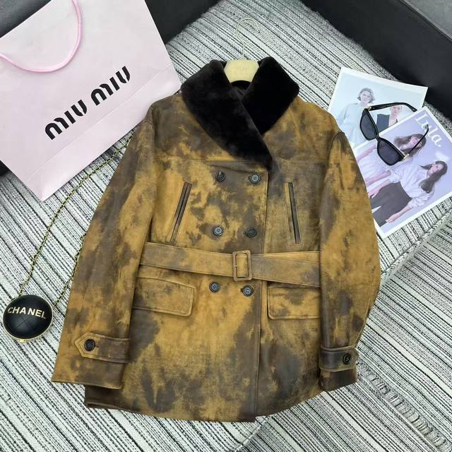 强烈推荐 25年早秋冬系列 Miu*新款羊毛大领小绵羊皮双排扣西装外套 腰间系腰带 渐变色设计 Yb1:1定制 高端品质 Sml 后四位