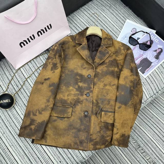强烈推荐 25年早秋冬系列 Miu*新款翻领廓形西装外套 小绵羊皮外套 渐变色设计 字母贴布绣点缀 Yb1:1定制 高端品质Sml 后四位