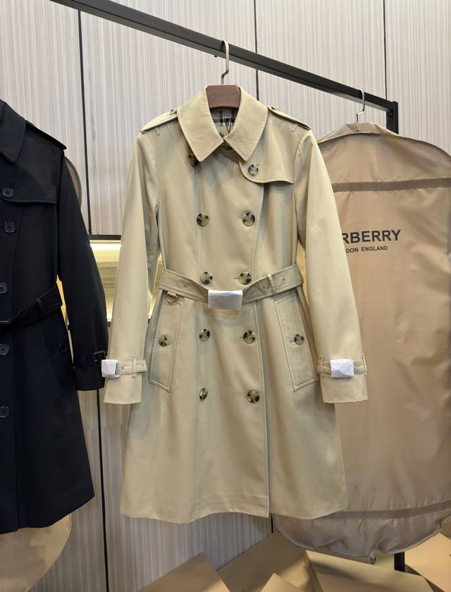 新版切尔西版型 – Heritage Trench 女士中长款风衣蜂蜜色 Bur王牌尖货，镇店之宝 能传承几代的经典风衣，最顶级的原厂原面料，市场最牛的货没有之