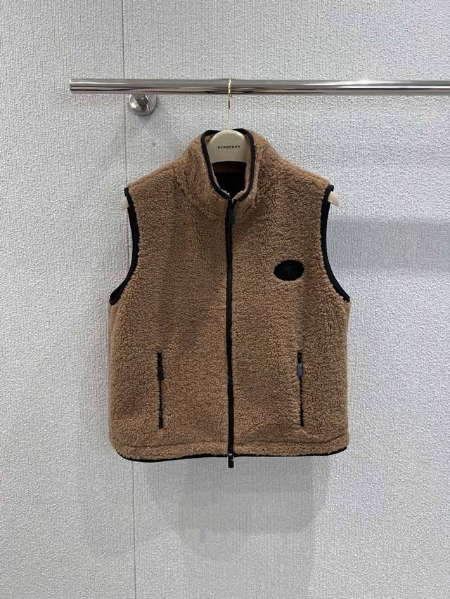 Burb*Rry 25Fw秋冬新品 立领拉链短款抓绒泰迪马甲独家高版出品！秋冬必备单品 标准高领版型、绒面面料材质、胸前点缀战马刺绣点缀！泰迪绒爱好者这款绝对能