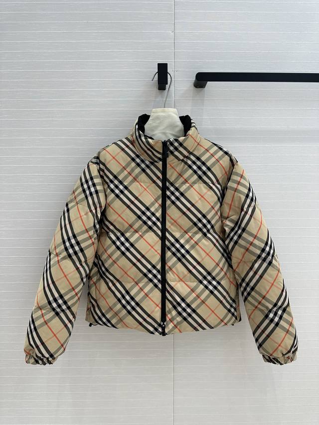羽绒上新 Burb**Ry 早秋专柜爆款 双面可穿短款羽绒服一面Vintage 复古格纹+一面战马徽标刺绣黑色 两面可穿！彰显运动美学的同时展现柔美风格， 藏领