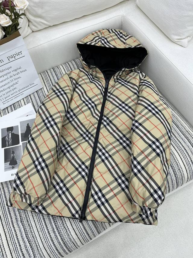 爆款现货！原单品质 Bur*｜秋冬新款英伦风双面穿长款羽绒服外套 经典色系 高订面料 1:1五金配件 高级感满满 柔和的色调，自带一种复古的油画感 细节做到位！