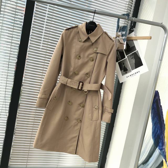 Burberry 基础款女士切尔西中长风衣出货！ 官网同款，专柜在售！ 市面最高版本！纯原品质！ 一如既往的防水嘎巴甸面料，区别市场面料，此款面料为市面最高版本