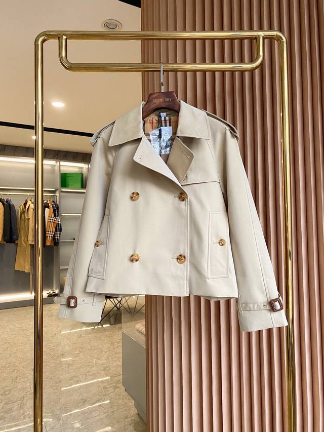 Burberry 博柏利 25Ss 棉质嘎巴甸短款Trench风衣 官网在售 专柜同步 一如既往的防水嘎巴甸面料，区别市场面料，原版定织，内外防水！纹理清晰，厚